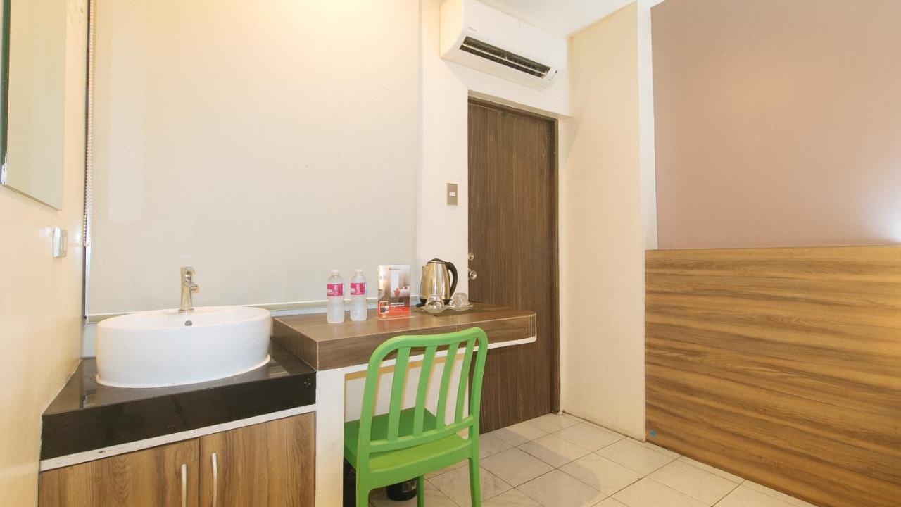 Reddoorz At V Plaza Hotel Manila Exterior photo
